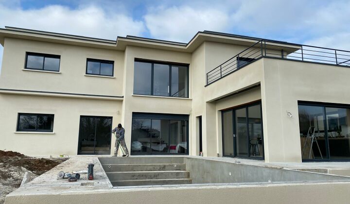 Enduit de façade. finition grattée fin (Lissieu)